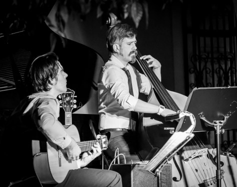 Joan Herrero y Gato Marlatto, a la guitarra y el contrabajo, respectivamente.