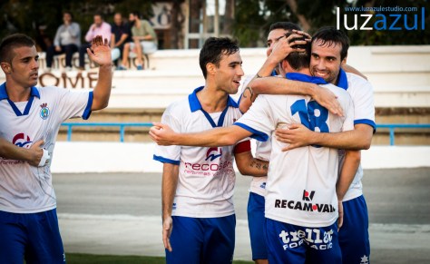 Jugadores de la UDE, celebrando el gol de la victoria.