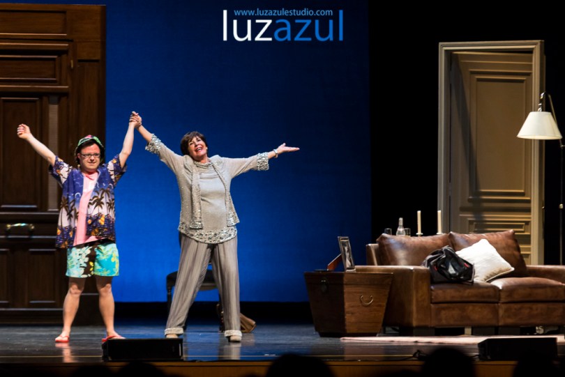 Hugo Aritmendiz y Concha Velasco, con el mar de fondo.