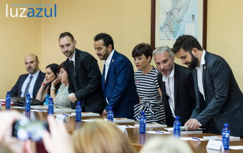 Nuevos concejales, tomando asiento por primera vez en el pleno. 