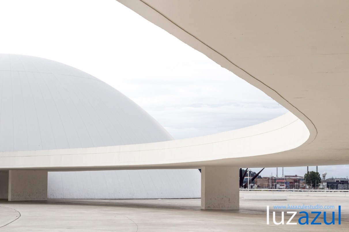 Pasarela y cúpula del Nienmeyer.